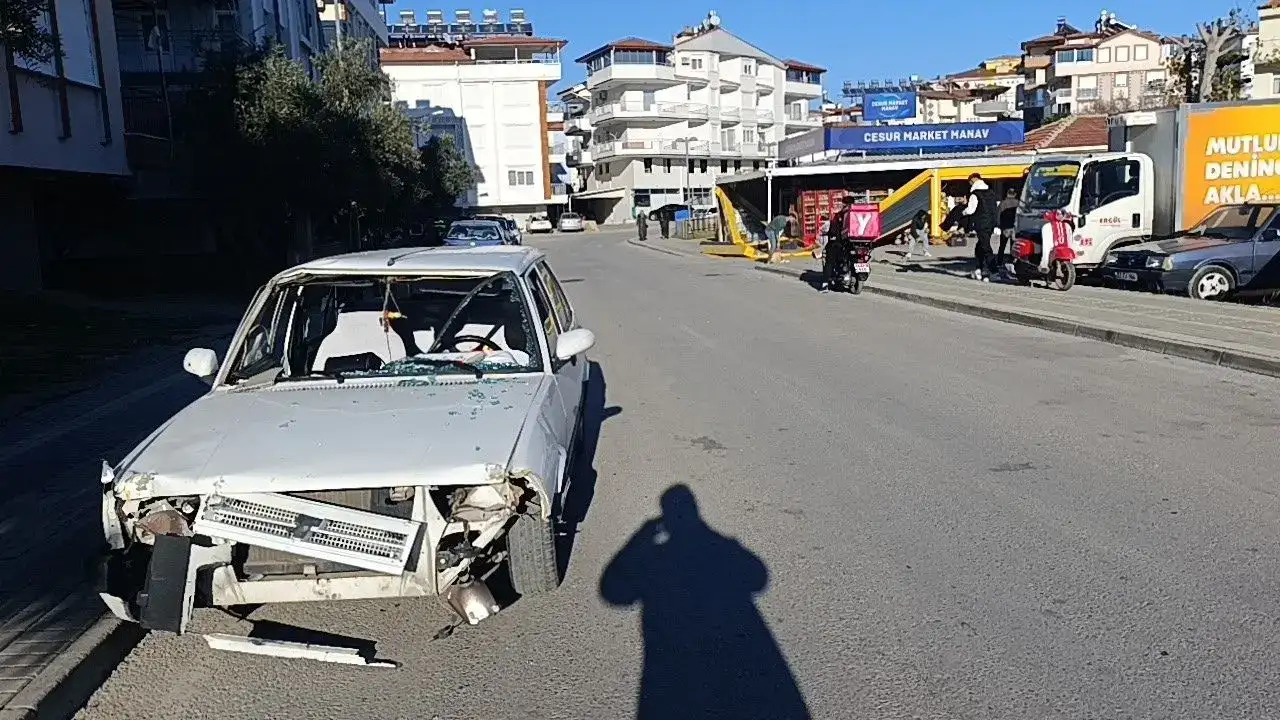 Manavgat’ta Kontrolden Çıkan Araç Markete Daldı! 5